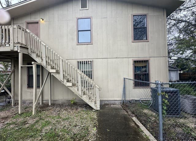 3-bedroom rental at 2007 Wyoming St Unit 3 in San Antonio, TX — photo 1