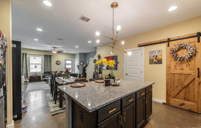 rental at 619  Burleson St in San Antonio, TX — photo 5