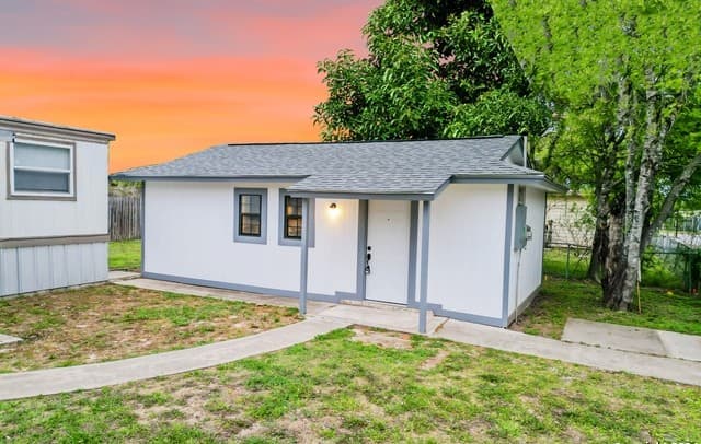1-bedroom rental at 215 Greenlawn Ave Unit B in Pleasanton, TX — photo 1