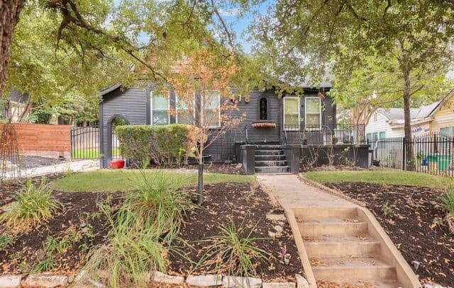rental at 418 W Rosewood Ave in San Antonio TX