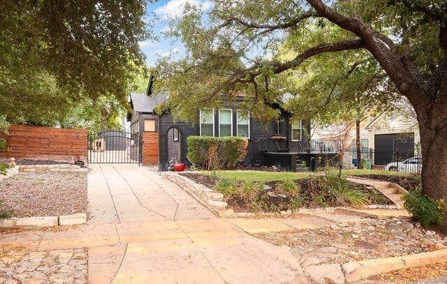 rental at 418 W Rosewood Ave in San Antonio, TX — photo 2
