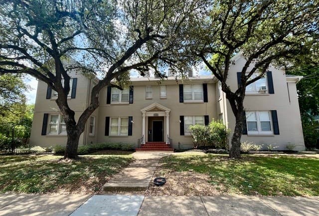 1-bedroom rental at 424 E Ashby Pl Unit 4 in San Antonio, TX — photo 1