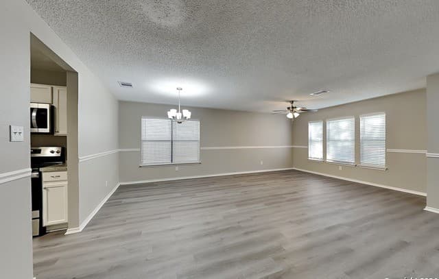 4-bedroom rental at 423 Irongate Rdg in San Antonio, TX — photo 5