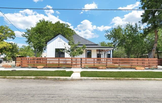 rental at 2425 Monterey St in San Antonio TX