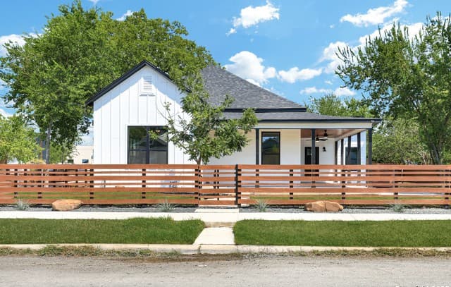 rental at 2425  Monterey St in San Antonio, TX — photo 2