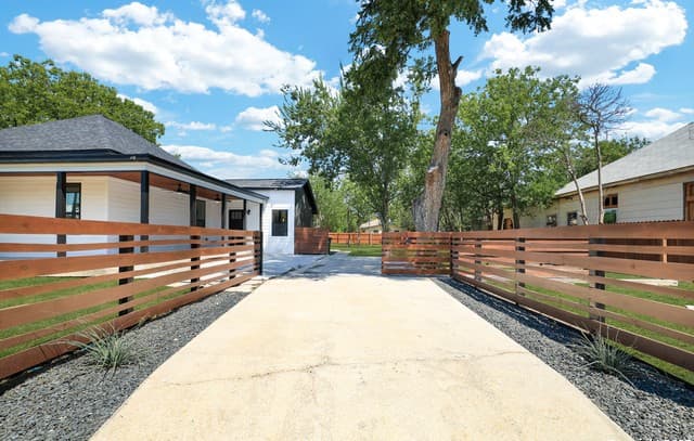 rental at 2425  Monterey St in San Antonio, TX — photo 3