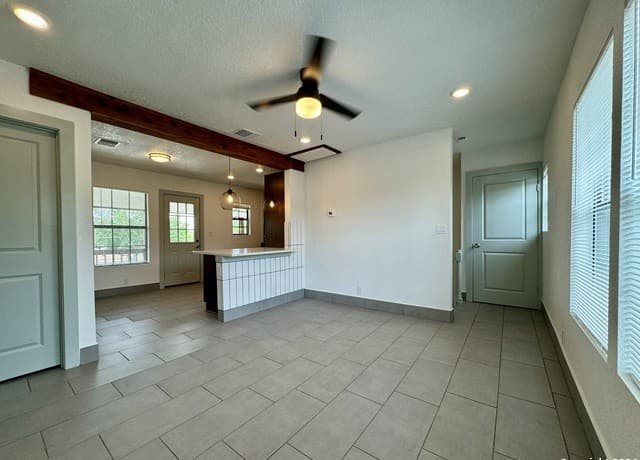 rental at 704  Fair Ave Unit 200 in San Antonio TX