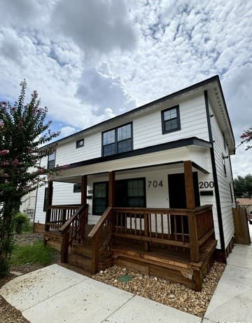 rental at 704  Fair Ave Unit 200 in San Antonio, TX — photo 2