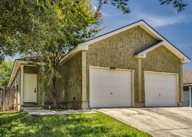 rental at 5723  Golf Heights Unit UNIT 1 in San Antonio, TX — photo 2