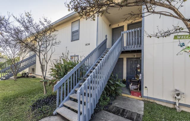 1-bedroom rental at 1634 W Woodlawn Unit 5 in San Antonio, TX — photo 1