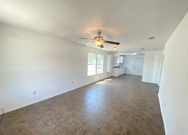 rental at 428  Burnett Ave Unit B in Charlotte, TX — photo 2