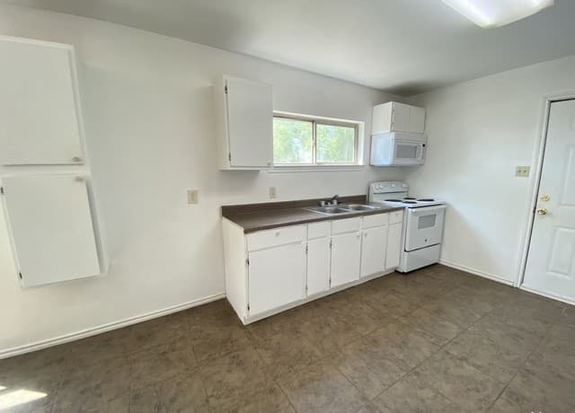 rental at 428  Burnett Ave Unit B in Charlotte, TX — photo 3