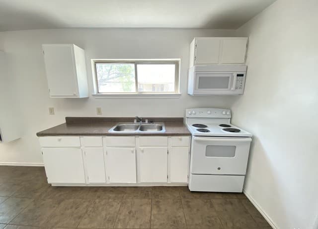 rental at 428  Burnett Ave Unit B in Charlotte, TX — photo 4