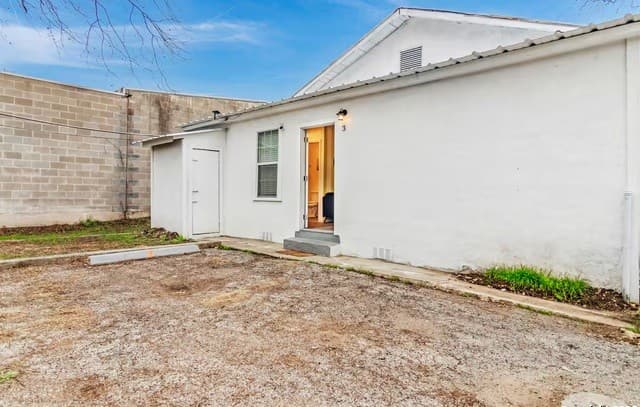 rental at 1407  Leal Unit 3 in San Antonio, TX — photo 2