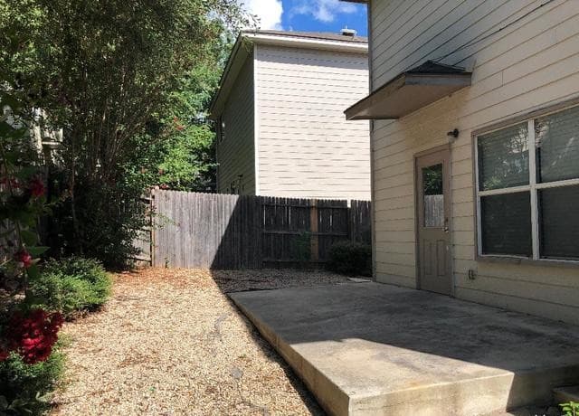 rental at 5514  Justin Cove in San Antonio, TX — photo 3