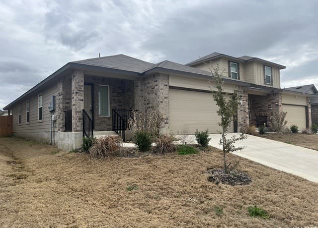 rental at 324  Middle Green Loop in Floresville, TX — photo 2
