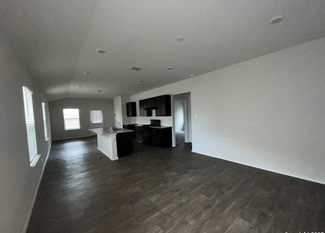 rental at 324  Middle Green Loop in Floresville, TX — photo 3