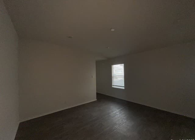rental at 324  Middle Green Loop in Floresville, TX — photo 5