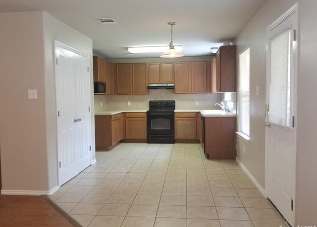 rental at 5123  Fountain Hill in San Antonio, TX — photo 5