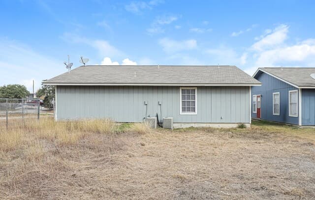 rental at 820 W Olmos in San Antonio, TX — photo 3