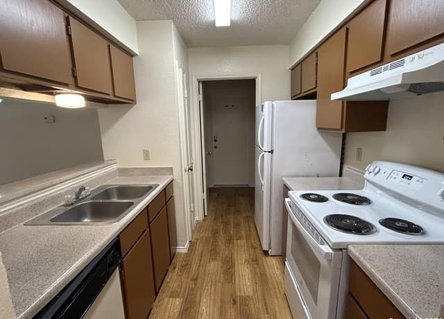 rental at 14526  Waddesdon Bluff in San Antonio, TX — photo 2