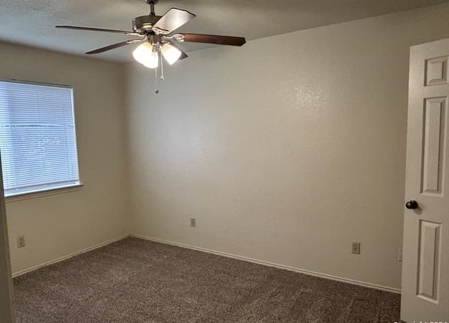 rental at 14526  Waddesdon Bluff in San Antonio, TX — photo 4