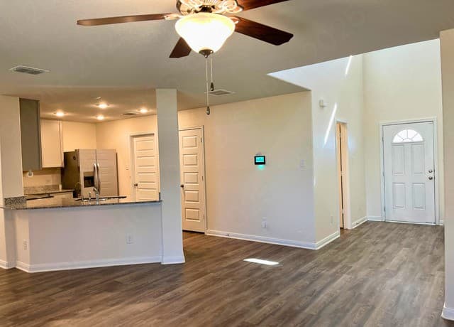 rental at 8563  Redhawk Loop in San Antonio, TX — photo 4