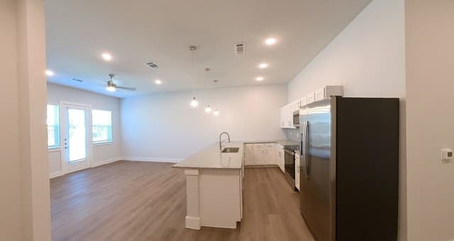 rental at 330 E Carson Unit 3103 in San Antonio, TX — photo 4