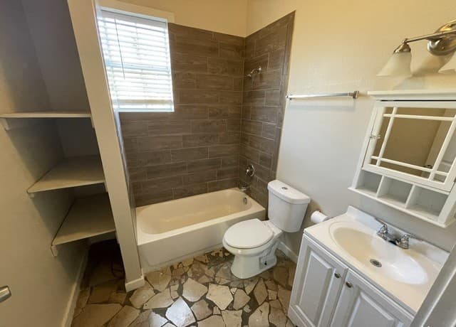 rental at 102  Bailey Ave Unit 1 in San Antonio, TX — photo 5