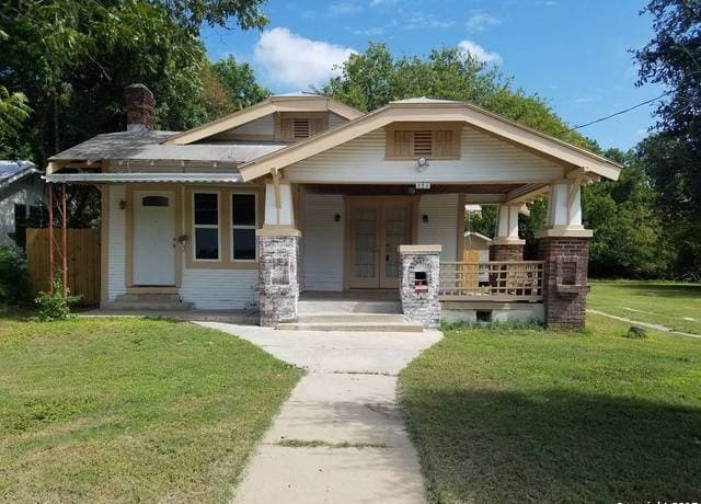 rental at 826 E Erie Ave Unit A in San Antonio, TX — photo 1