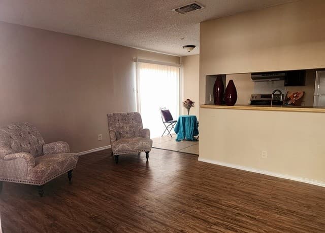 2-bedroom rental at 5236 Meadow Field in San Antonio, TX — photo 1