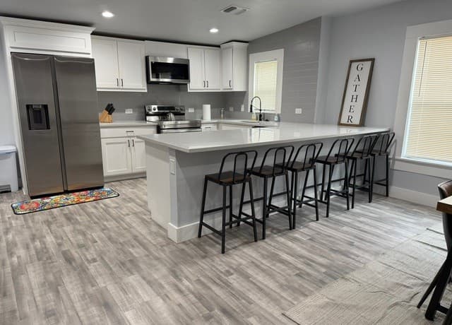 rental at 1607 N Pine Street in San Antonio, TX — photo 2