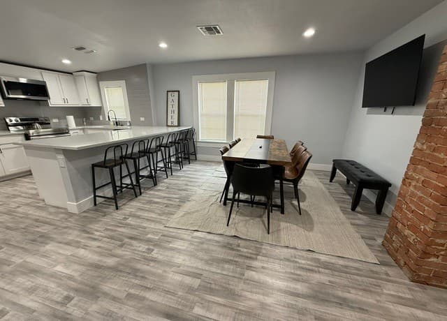 rental at 1607 N Pine Street in San Antonio, TX — photo 3