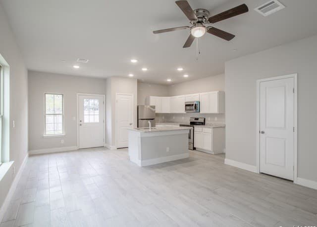 rental at 7503  Savannah Brooks in San Antonio, TX — photo 3