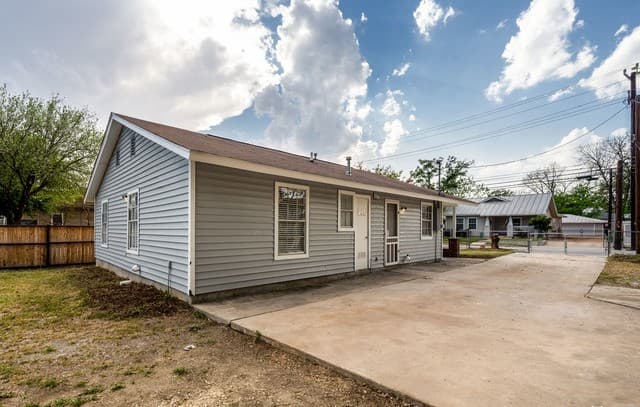 rental at 810 E Euclid Ave in San Antonio, TX — photo 3
