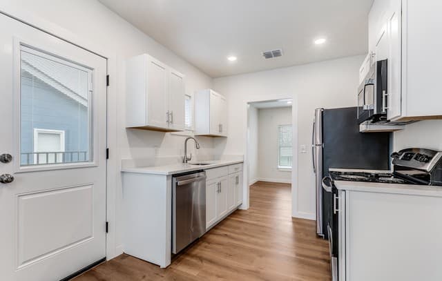 rental at 920  McIlvaine in San Antonio, TX — photo 2