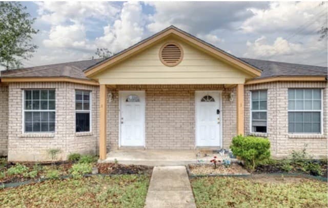 rental at 622 S Oak in Pearsall, TX — photo 2