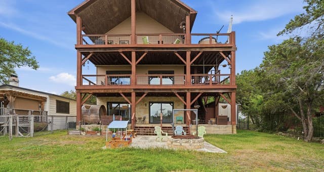 rental at 628  Country in Canyon Lake, TX — photo 3
