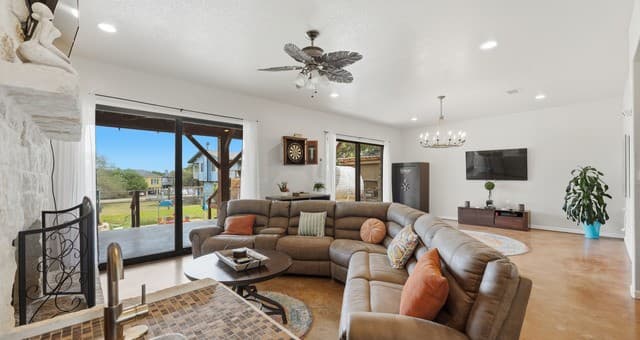 rental at 628  Country in Canyon Lake, TX — photo 4
