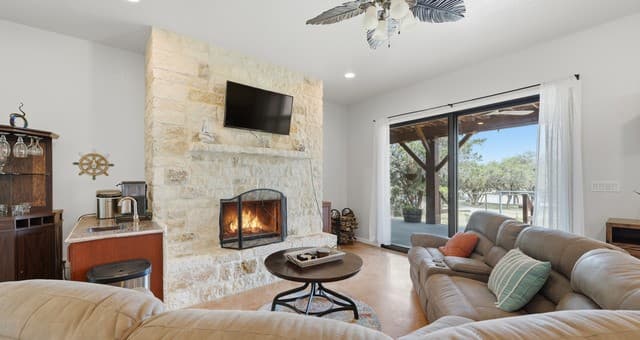 rental at 628  Country in Canyon Lake, TX — photo 5