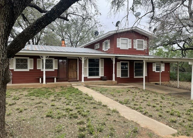 rental at 2279  N Hwy 16 in Jourdanton, TX — photo 1