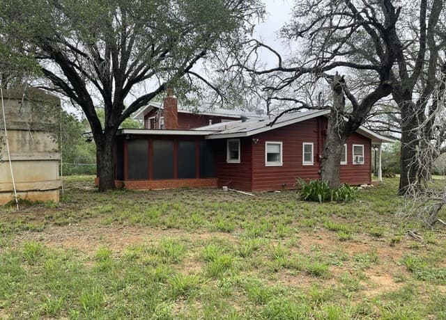 rental at 2279  N Hwy 16 in Jourdanton, TX — photo 2