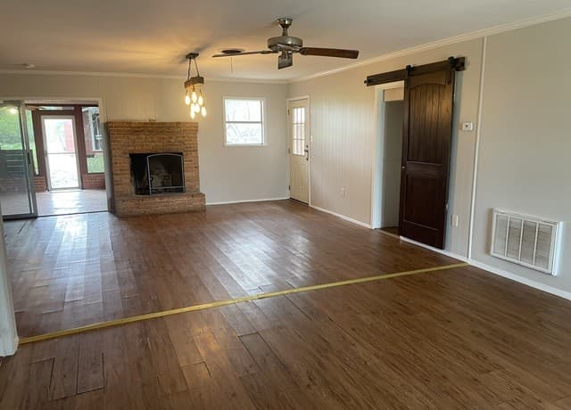 rental at 2279  N Hwy 16 in Jourdanton, TX — photo 4