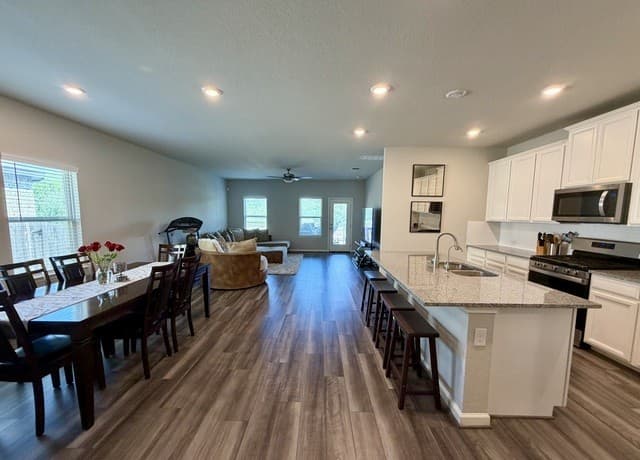 rental at 13107  Louberg Vly in San Antonio TX