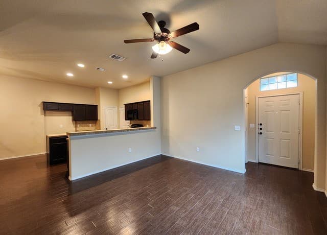 rental at 712  Creekside Cir in New Braunfels, TX — photo 4