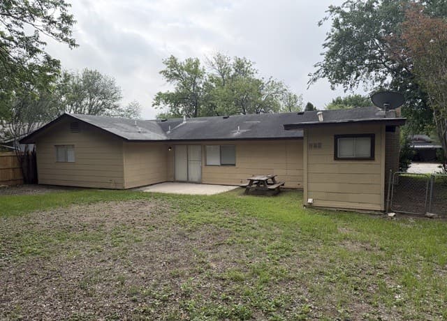rental at 9527  Bear Creek Dr in San Antonio, TX — photo 2
