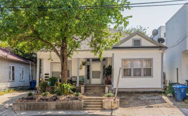 rental at 302 E Cevallos Unit 1 in San Antonio, TX — photo 2