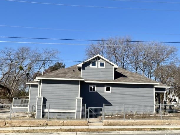 rental at 800 W Russell Pl in San Antonio, TX — photo 2