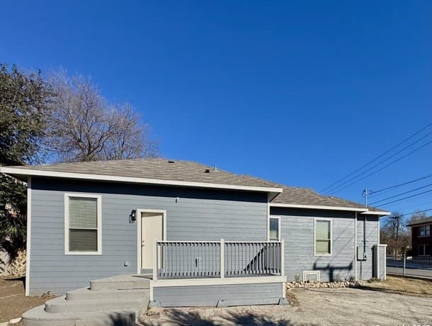 rental at 800 W Russell Pl in San Antonio, TX — photo 3