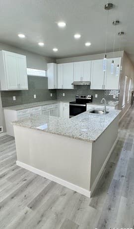 rental at 800 W Russell Pl in San Antonio, TX — photo 4